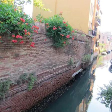 Charming Flat With Terrace Over The Canal Apartman Velence Kültér fotó